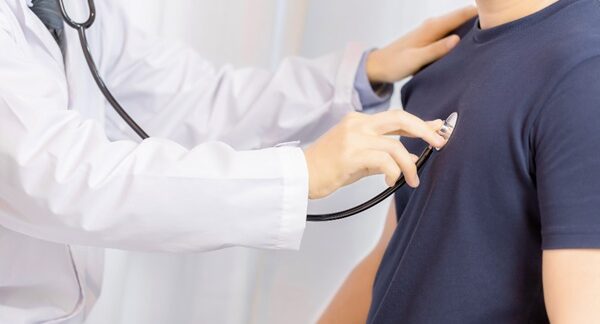 Cardiólogos - Hombre en consulta de cardiología con uno de los mejores cardiólogos en Madrid