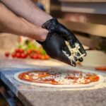 Pizzerías - Chef preparando la pizza italiana en una de las mejores pizzerías en Madrid
