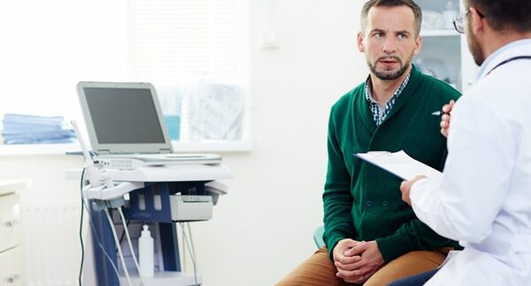 Clínicas de andrología - Hombre en consulta con un andrólogo experto en salud sexual masculina en una de las mejores clínicas de andrología en Madrid