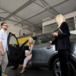 Concesionarios de coches de segunda mano - Hombre y mujer viendo coches usados en uno de los mejores concesionarios de coches de segunda mano en Madrid