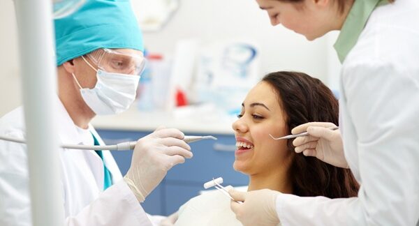 Dentistas - Odontólogo atendiendo a una mujer en la clínica dental con los mejores dentistas en Madrid