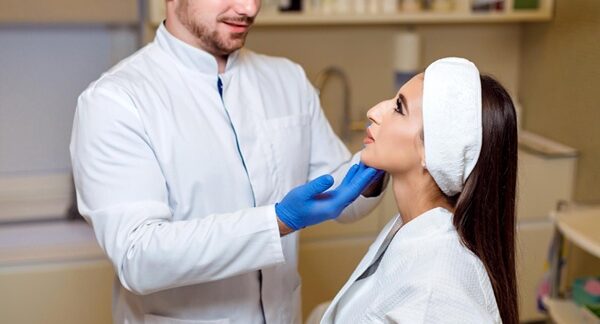 Dermatólogos - Mujer en consulta dermatológica con uno de los mejores dermatólogos en Madrid