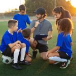 Escuelas de fútbol - Niños de una academia de fútbol practicando en una de las mejores escuelas de fútbol en Madrid