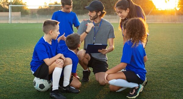 Escuelas de fútbol - Niños de una academia de fútbol practicando en una de las mejores escuelas de fútbol en Madrid