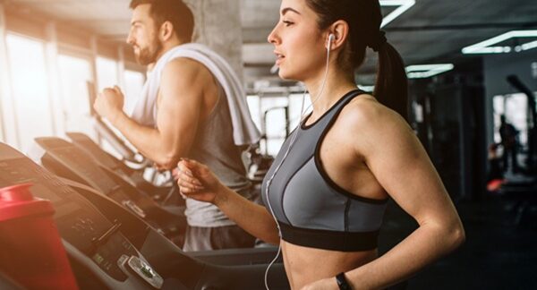 Gimnasios - Hombre y mujer haciendo ejercicios en uno de los mejores gimnasios en Madrid