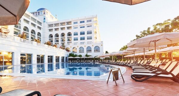 Hoteles - Vista de la piscina en un hotel con spa de los mejores hoteles Madrid