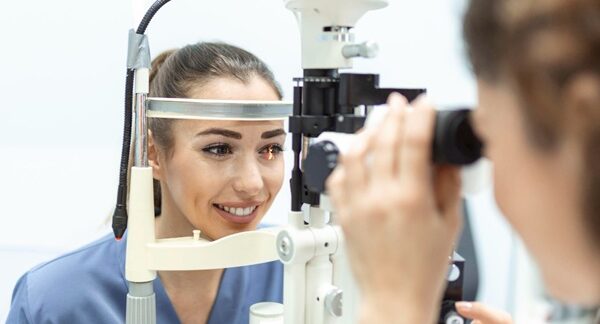 Mejores oculistas Madrid - Mujer en el oftalmólogo para un examen de la vista con uno de los mejores oculistas en Madrid