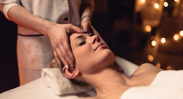 Spas - Mujer en un día de spa y masajes de relajación en uno de los mejores spas en Madrid