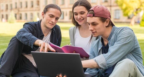 Universidades privadas - Estudiantes de universidad sentados en el campus de una de las mejores universidades privadas en Madrid