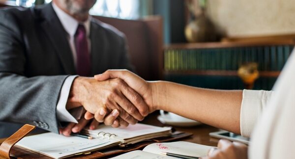Abogados de divorcio - abogado reconocido como uno de los mejores abogados de divorcio en Madrid estrechando la mano a un cliente que busca divorciarse en un caso de separación