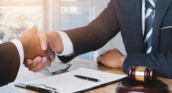 Abogados penalistas - Abogado criminalista y penalista reconocido como uno de los mejores abogados penalistas en Madrid estrechando la mano