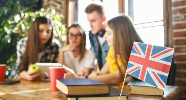 Academias de inglés - Estudiantes en clases de idiomas para aprender inglés en una de las mejores escuelas de inglés en Madrid