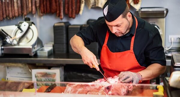 Carnicerías - Carnicero realizando un corte para la venta de carne en una de las mejores carnicerías en Madrid