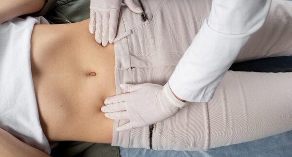 Cirujanos abdominales - Médico abdominal reconocido como uno de los mejores cirujanos abdominales de Madrid evaluando a una mujer con enfermedades abdominales