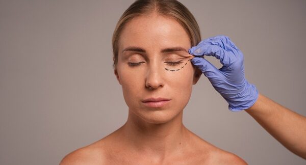 Cirujanos de blefaroplastia - Mujer realizándose un tratamiento para los párpados caídos con uno de los mejores cirujanos de blefaroplastia en Madrid