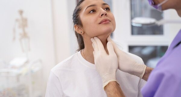 Cirujanos de tiroides - Mujer en consulta médica para evaluar problemas de hipotiroidismo o hipertiroidismo con uno de los mejores cirujanos de tiroides en Madrid