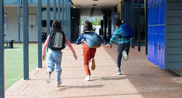 Colegios privados - Niños jugando en los pasillos de una escuela privada reconocida como uno de los mejores colegios privados en Madrid