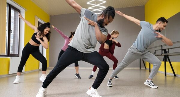 Escuelas de danza - Bailarines de una academia de baile dando clases de danza reconocida como una de las mejores escuelas de danza en Madrid