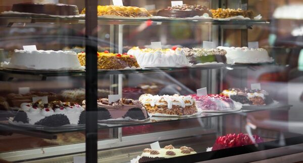 Pastelerías - Exhibición de pasteles y tartas de pastelería en una de las mejores pastelerías en Madrid