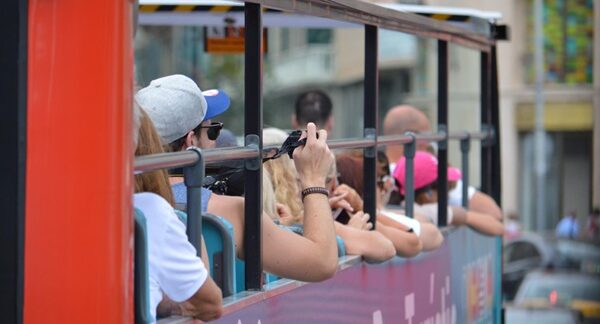 Autobús turístico - Turistas realizando un tour en transporte turístico reconocido como uno de los mejores autobús turístico de Madrid