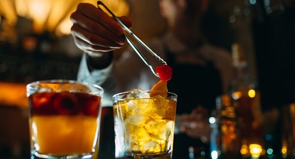 Bares de cocktail - Experto en coctelería preparando un trago de bar de coctails en uno de los mejores bares de cocktail de Madrid