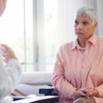 Centros de menopausia - Mujer en edad de la menopausia visitando uno de los mejores centros de menopausia de Madrid para tratar los síntomas de la menopausia