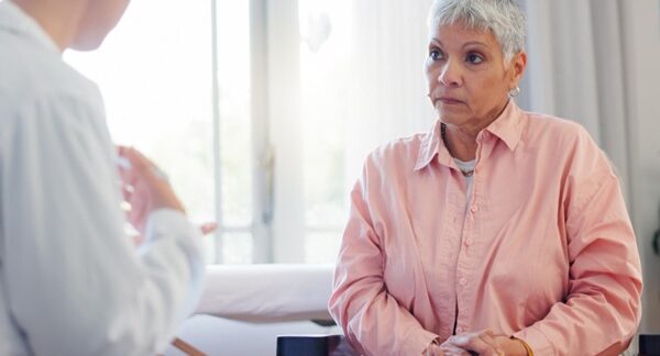 Centros de menopausia - Mujer en edad de la menopausia visitando uno de los mejores centros de menopausia de Madrid para tratar los síntomas de la menopausia