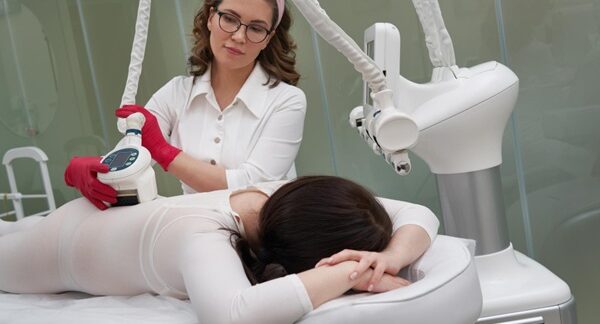 Centros de ozonoterapia - Médico realizando un tratamiento para el dolor a una mujer con terapia de ozono en uno de los mejores centros de ozonoterapia de Madrid