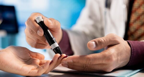 Diabetes - Médico evaluando el azúcar en sangre de un paciente diabético con glucosa alta en uno de los mejores centros de diabetes de Madrid