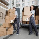 Empresas de mudanza - Transporte de mudanza realizando un servicio mudanza con personal cualificado reconocida como una de las mejores empresas de mudanza en Madrid