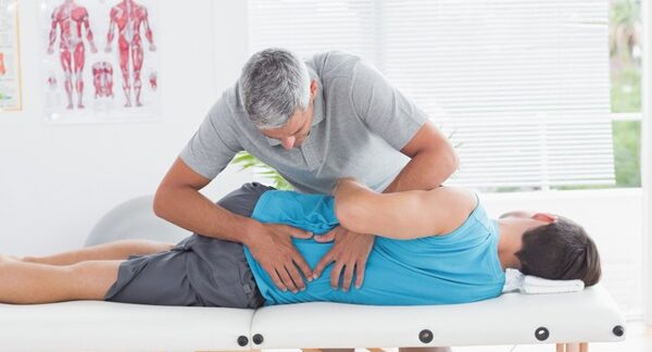 Fisiatras - Fisioterapeuta reconocido como uno de los mejores fisiatras de Madrid realizando un tratamiento de fisioterapia a un hombre