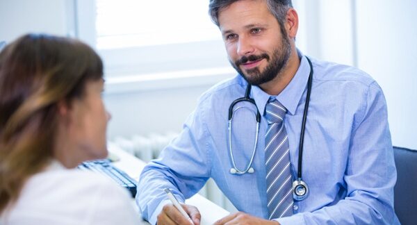 Linfólogos - Médico experto en linfología considerado como uno de los mejores linfólogos de Madrid evaluando a una mujer con problemas del sistema linfático