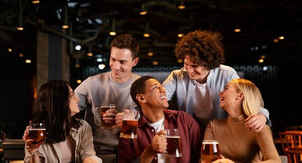 Mejores pub - Personas en un bar bebiendo copas de cerveza en uno de los mejores pub de Madrid