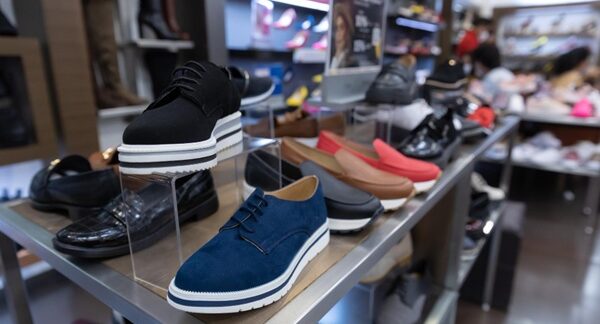 Zapaterías - Exhibición de zapatos hombres y zapatos cómodos mujer en una de las mejores zapaterías de Madrid
