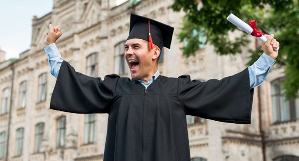 Carreras mejor pagadas - Persona recién graduada de la mejor carrera para estudiar en busca de profesiones en los trabajos mejor pagados