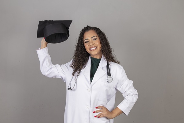 Carreras mejor pagadas - Estudiante graduado de Medicina, una de las mejores carreras mejor pagadas en Madrid