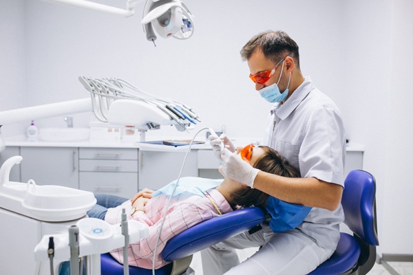Carreras mejor pagadas - Estudiante graduado de Odontología, una de las mejores carreras mejor pagadas en Madrid