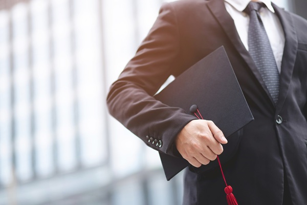 Carreras mejor pagadas - Estudiante graduado de Administración y Dirección de Empresas, una de las mejores carreras mejor pagadas en Madrid