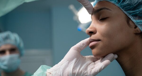 Cirujanos de rinoplastia - Médico estético reconocido como uno de los mejores cirujanos de rinoplastia de Madrid realizando una operación de nariz a una mujer