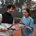 Escuelas de tenis - Instructor dando clases de tenis en el club de una de las mejores escuelas de tenis de Madrid