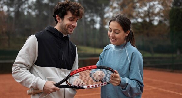 Escuelas de tenis - Instructor dando clases de tenis en el club de una de las mejores escuelas de tenis de Madrid