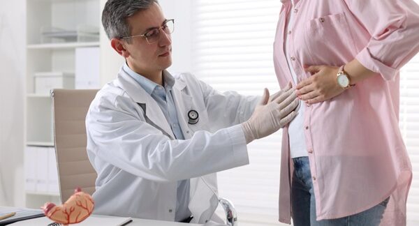 Especialistas del sistema digestivo - Mujer en consulta de gastroenterología siendo evaluada por un médico aparato digestivo reconocido como el mejor gastroenterólogo en Madrid