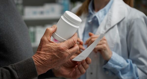 Farmacias homeopáticas - Homeópata recetando una medicina homeopática para un tratamiento de homeopatía en una de las mejores farmacias homeopáticas de Madrid