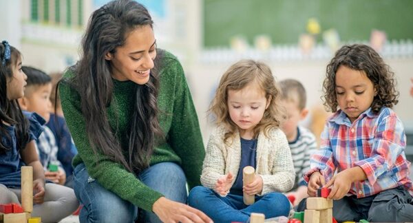 Guarderías - Maestra de escuelas infantiles y guarderías privadas educando mientras realiza el cuidado de niños en una de las mejores guarderías de Madrid