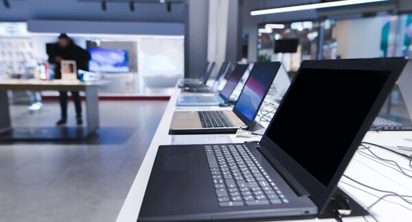 Tiendas de ordenadores - Tienda de computadoras con exhibición de varios ordenadores para comprar pc reconocida como una de las mejores tiendas de ordenadores de Madrid