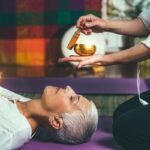 Centros de reiki - Mujer recibiendo un masaje reiki en uno de los mejores centros de Reiki en Madrid