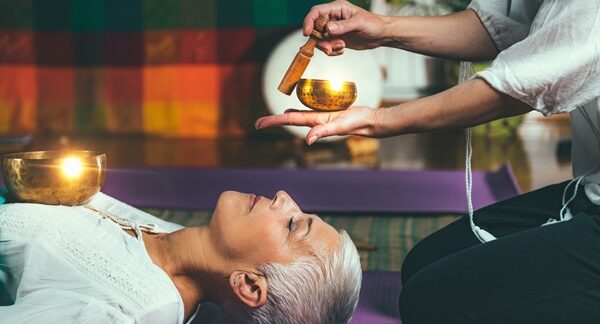 Centros de reiki - Mujer recibiendo un masaje reiki en uno de los mejores centros de Reiki en Madrid