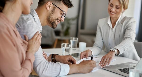 Compañías de seguros - Personas en la oficina de seguros adquiriendo seguros baratos con una compañía aseguradora reconocida como una de las mejores compañías de seguros de Madrid
