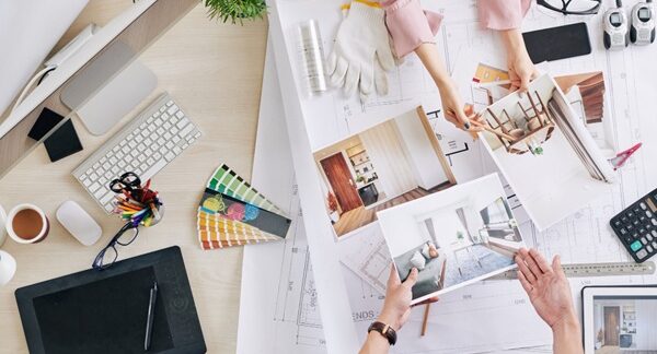 Diseño de interiores - Experto en interiorismo de una de las mejores empresas de diseño de interiores en Madrid realizando un boceto de decoración de interiores