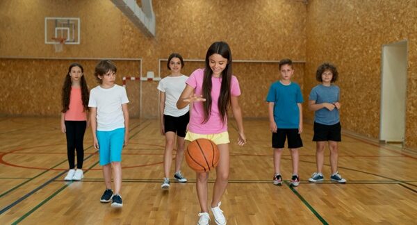 Escuelas de baloncesto para niños - Niños jugando baloncesto infantil en escuelas de basket reconocidas como las mejores escuelas de baloncesto en Madrid